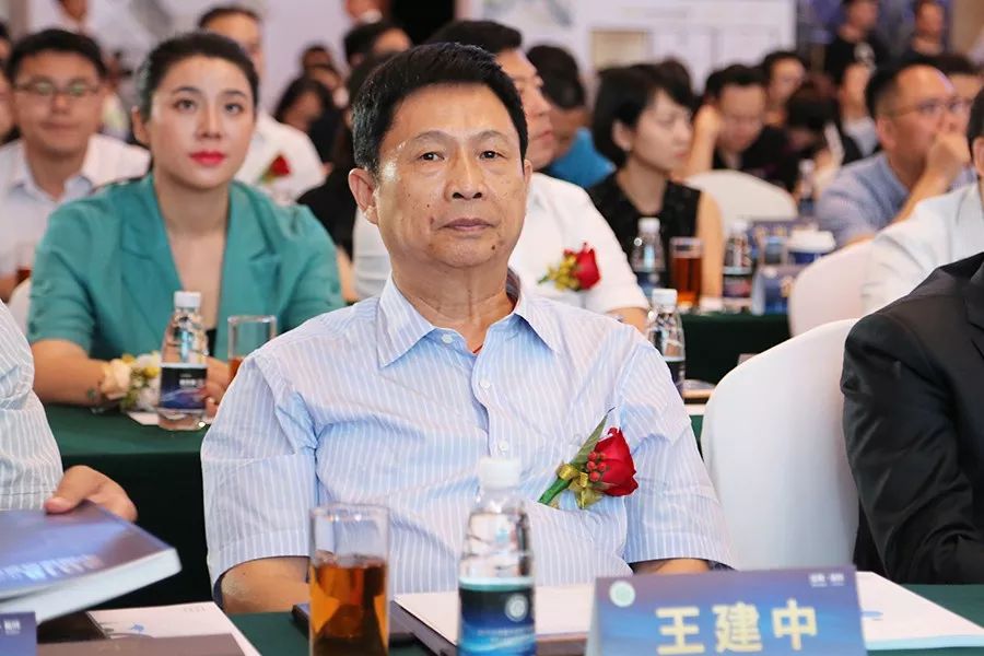 △董事长王建中出席会议卓艺装饰董事长王建中、总经理王惠英以及卓艺装