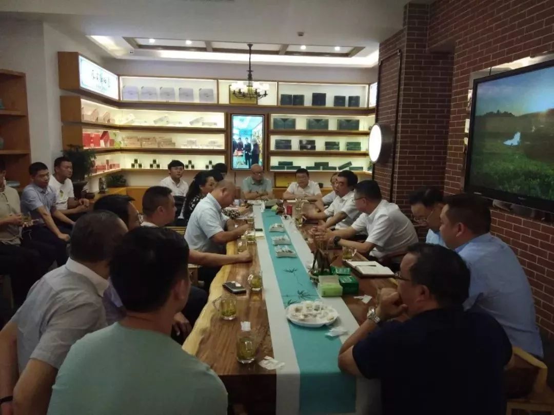遵义市工商联主席骆伟发言遵义市人民政府党组成员,副市长刘承东作