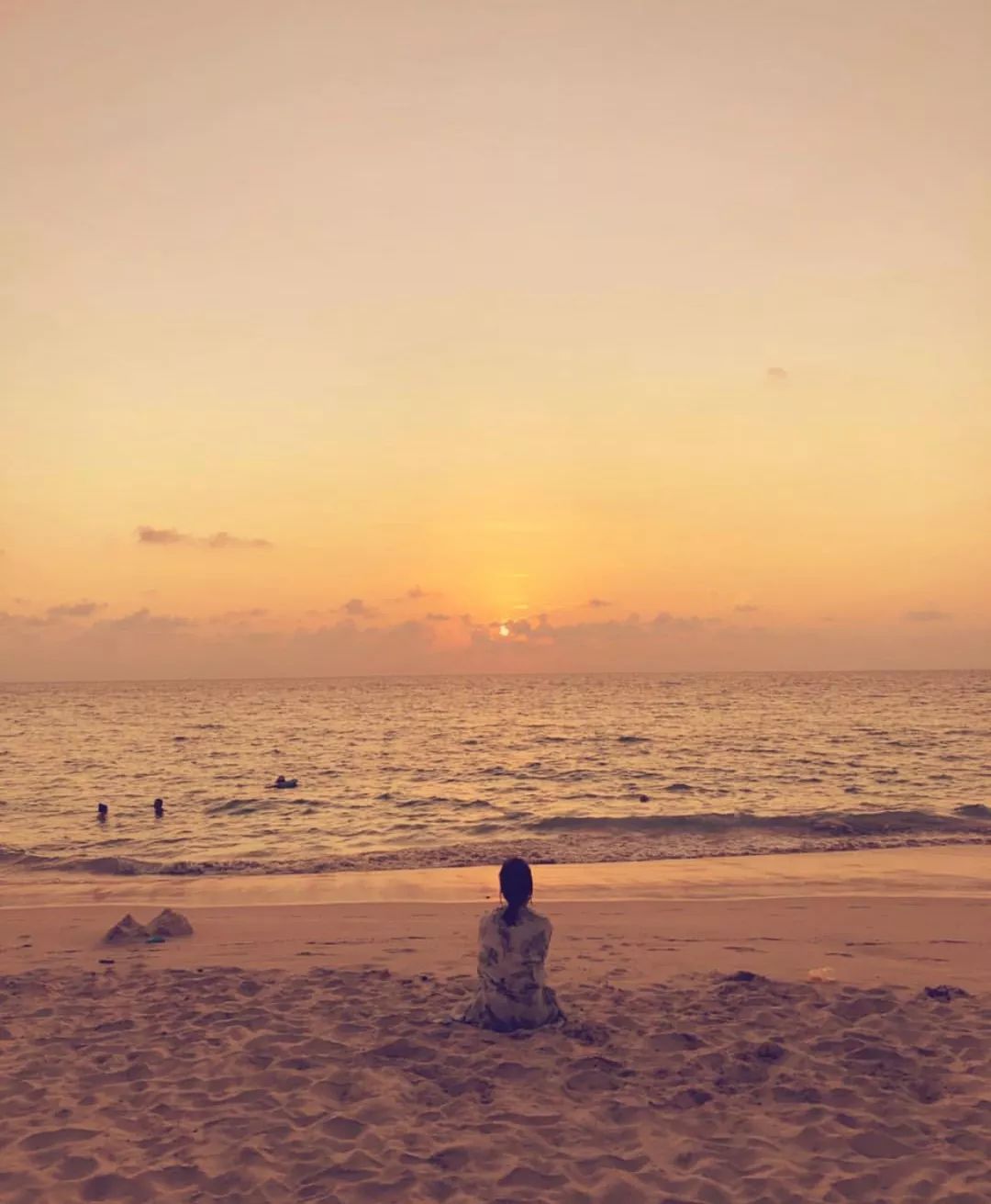 目前最近的照片,是今年3月她一个人在海滩上的背影