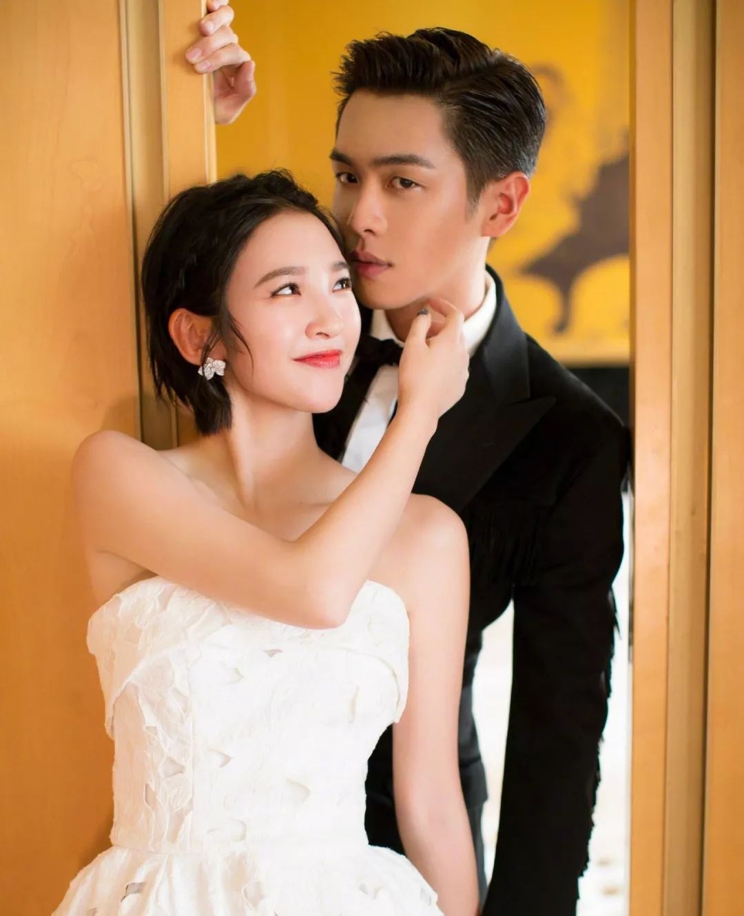 张若昀唐艺昕双人杂志引热议，大尺度接吻显亲密，真夫妻就是胆大 - 知乎