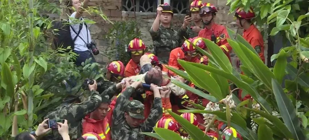 挥泪送别英雄!长宁和珙县上千名群众走上街头