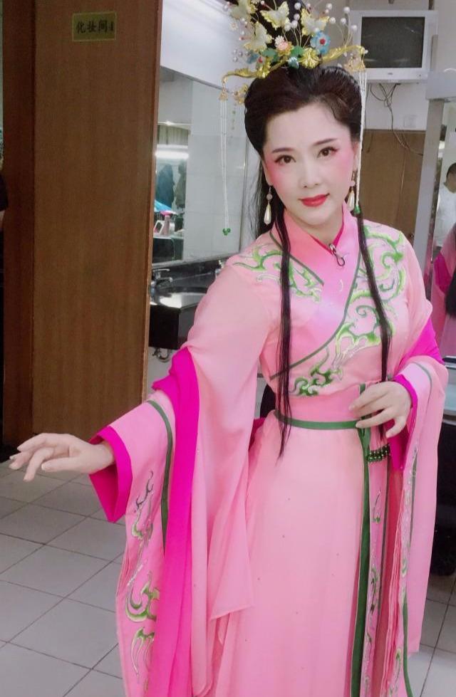 何赛飞的桃花妆:人比花娇,不愧是能在春晚上表演越剧的女星_戏曲