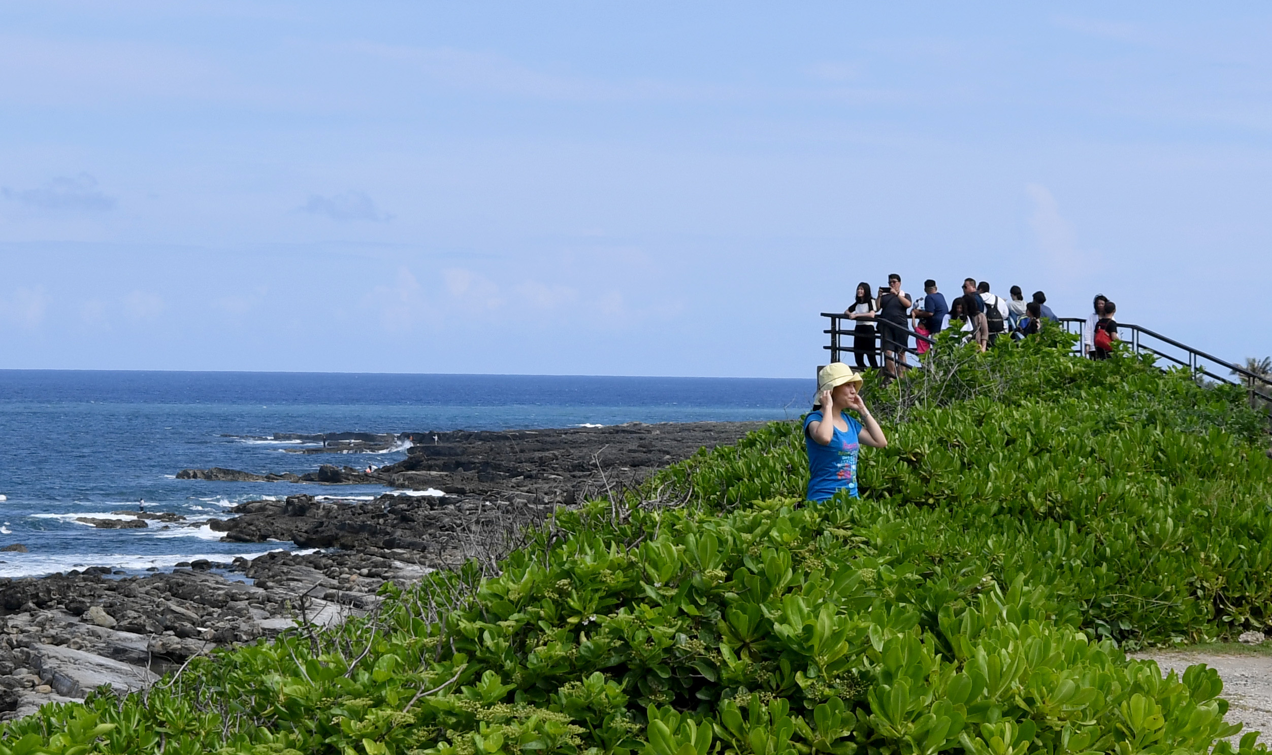 6月28日,游客在台湾台东东部海岸风景区游玩.