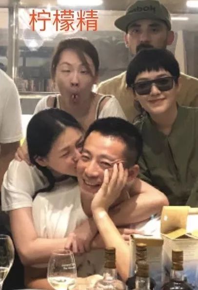 汪小菲晒大s与异性亲密照,网友质疑:这样居然都没事?