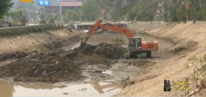 河道整治,竟是挖了淤泥倒进支流河道,村民:跟没治理一