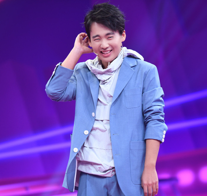 郭麒麟再次当伴郎，身高是硬伤，拍照踮脚被发现，少爷尴尬么？