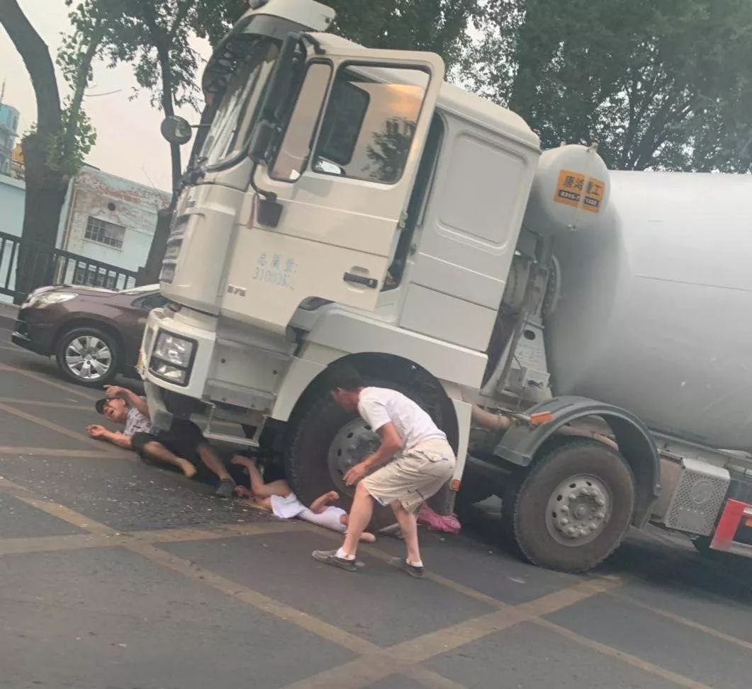 承德环城南路附近发生严重车祸小女孩当场