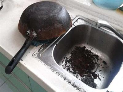 锅底油垢 [时间长了锅底会有漆黑的油垢，简单实用的小方法，轻松去除油垢] 