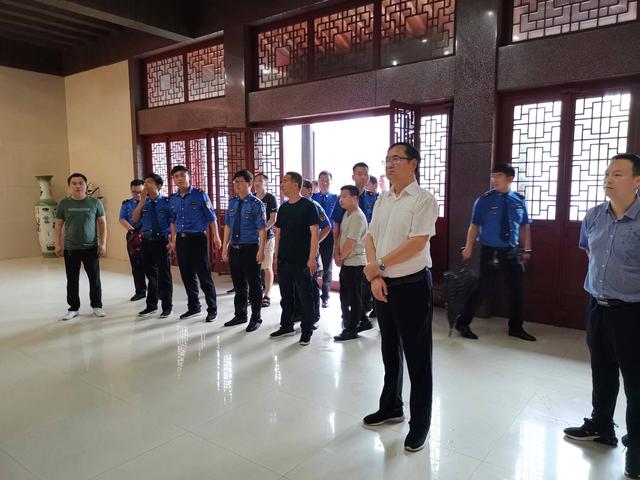 参观学习现场突然下起倾盆大雨,全体党员干部在局党组书记王晋礼同志