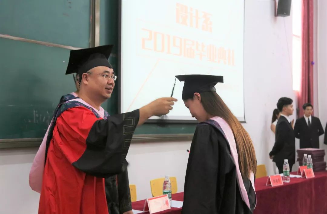 设计系郝巍东主任庄严宣读《设计系关于2019届学生毕业暨学位授予的