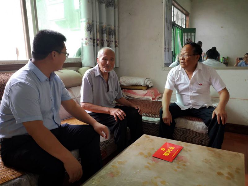 在阳曲街道布王村老党员张重武家中,韦红革嘱托随行的街道,村组干部要