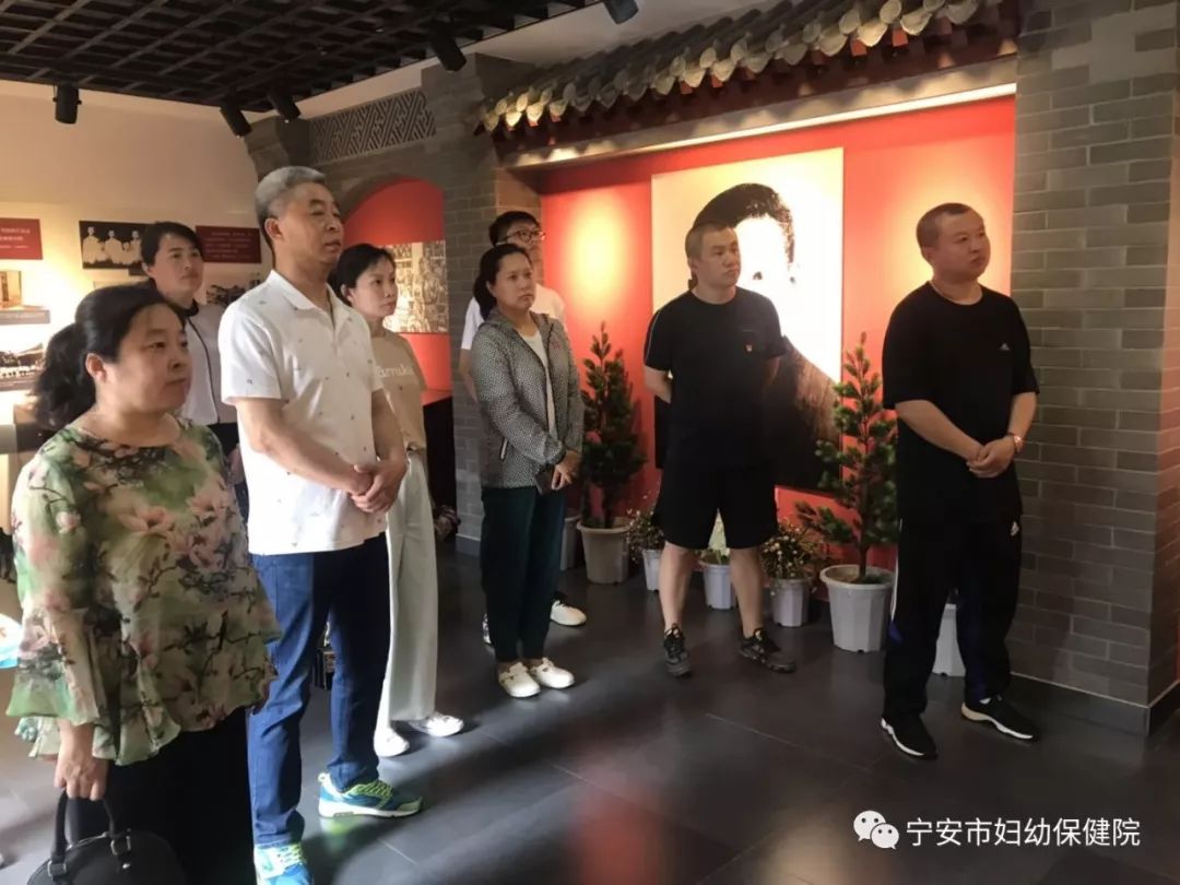 全体党员来到了"马骏纪念馆",马骏纪念馆是宁安市爱国主义和革命传统