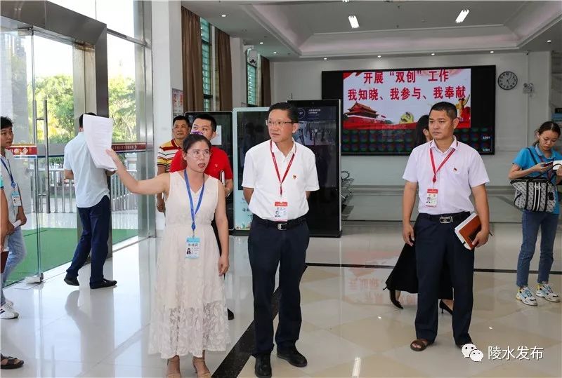陵水县委书记麦正华在椰林镇社区服务中心检查社会文明大行动工作