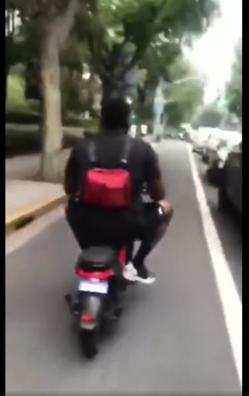 交警拦下几位骑小电驴违章的外国人，一看还是个名人hhhhh_詹姆斯·哈登
