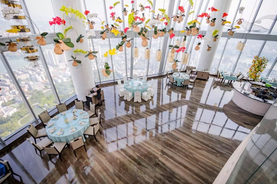 云巅之上 华贵雅逸 发布会设置在柳州地王大厦73层楼的云尚餐厅
