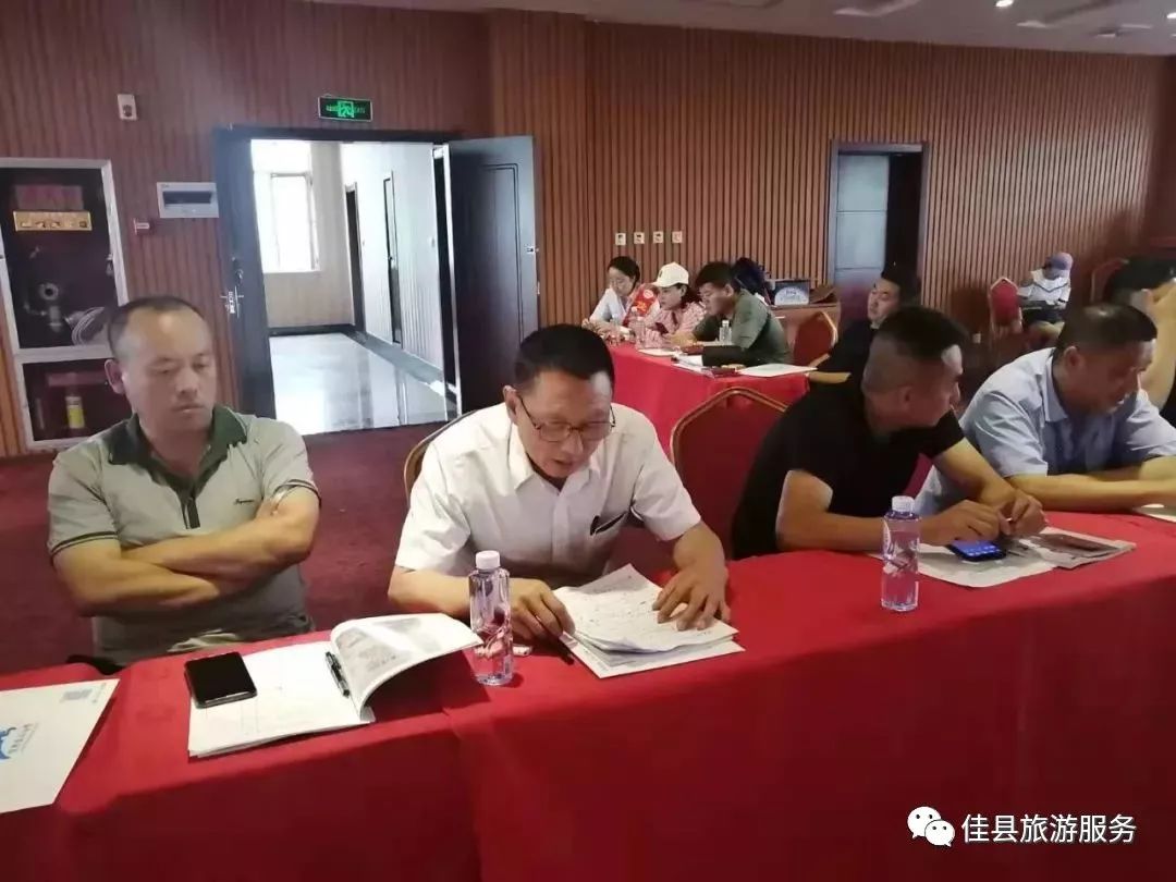 县委宣传部常务副部长杜飞科,县工商联主席高剑利出席了会议,协会会员