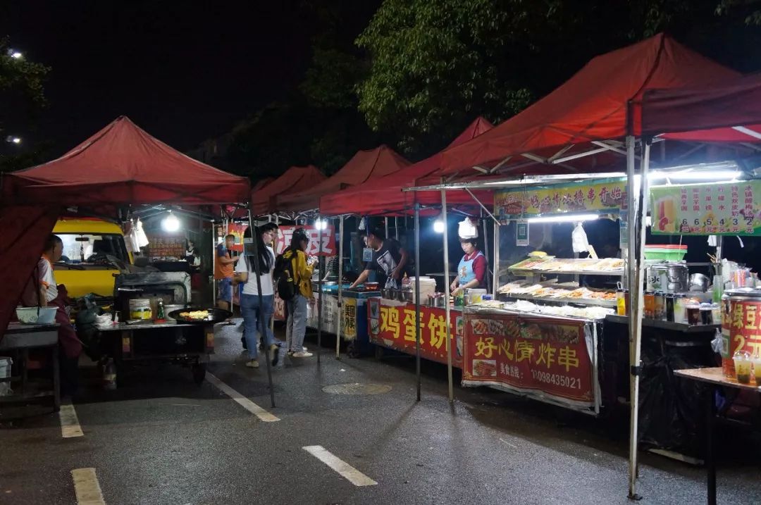 说到铜陵小吃街 不得不提: 铜职小吃街 它位于铜陵职业技术学院对面