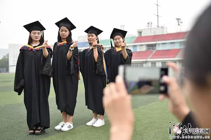 6月5日,在河北科技大学的操场上,来自该校信息科学与工程学院的毕业