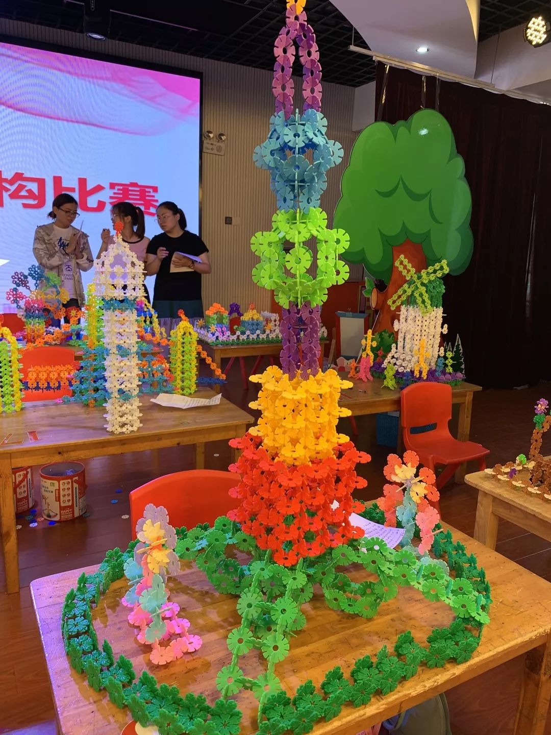 琳琅满目的雪花片插塑作品,无不展现了老师们的巧手和智慧,奇思妙想