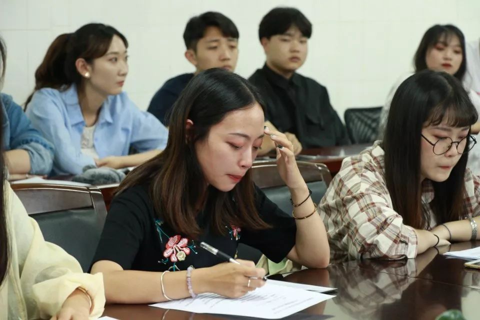 坚持团术艺分别表态并做工作计划随后,五位新任主席团成员首先,王婉