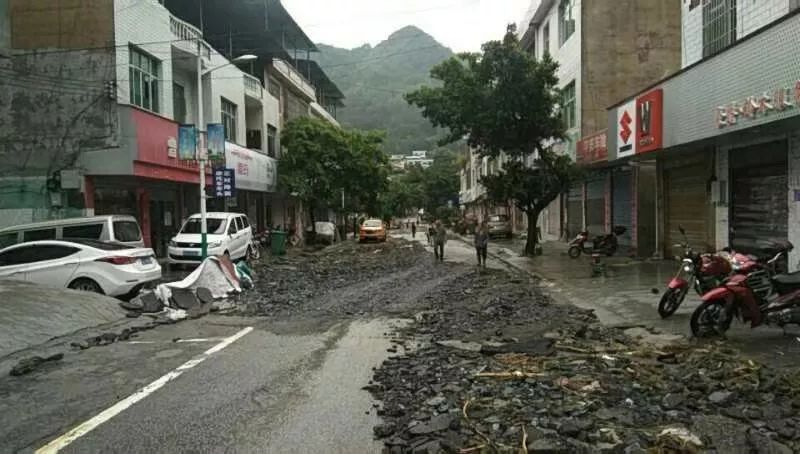 图为罗甸县昨夜逢亭镇特大暴雨,县城至逢亭主要干道塌方,交通阻断.