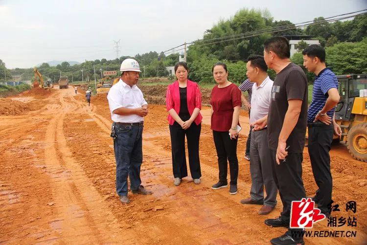 周赏玲(右二)一行督查湘乡市国防综合训练基地(一期)项目建设进展情况