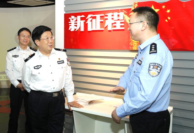 图为赵克志在重庆市公安局渝中区分局大阳沟派出所,详细了解学习贯彻