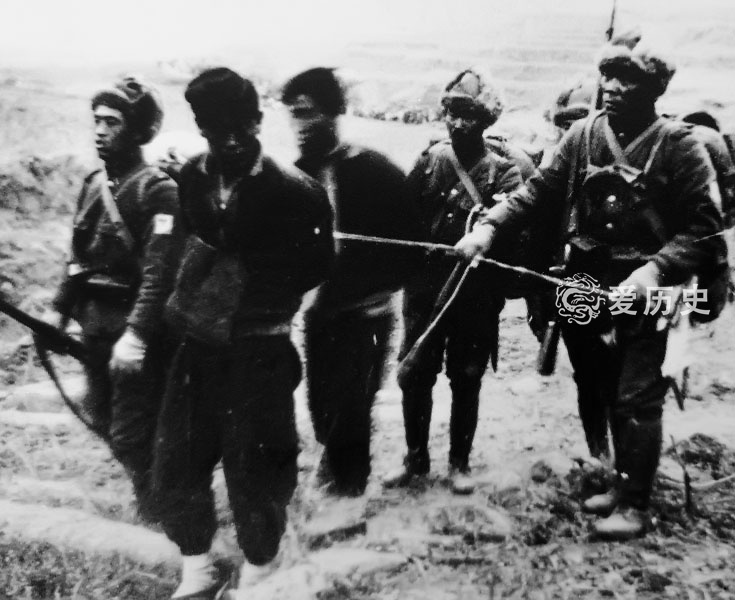 被日本兵用手枪指着审问的中国俘虏稚气脸上有对即将死亡的不安 日军