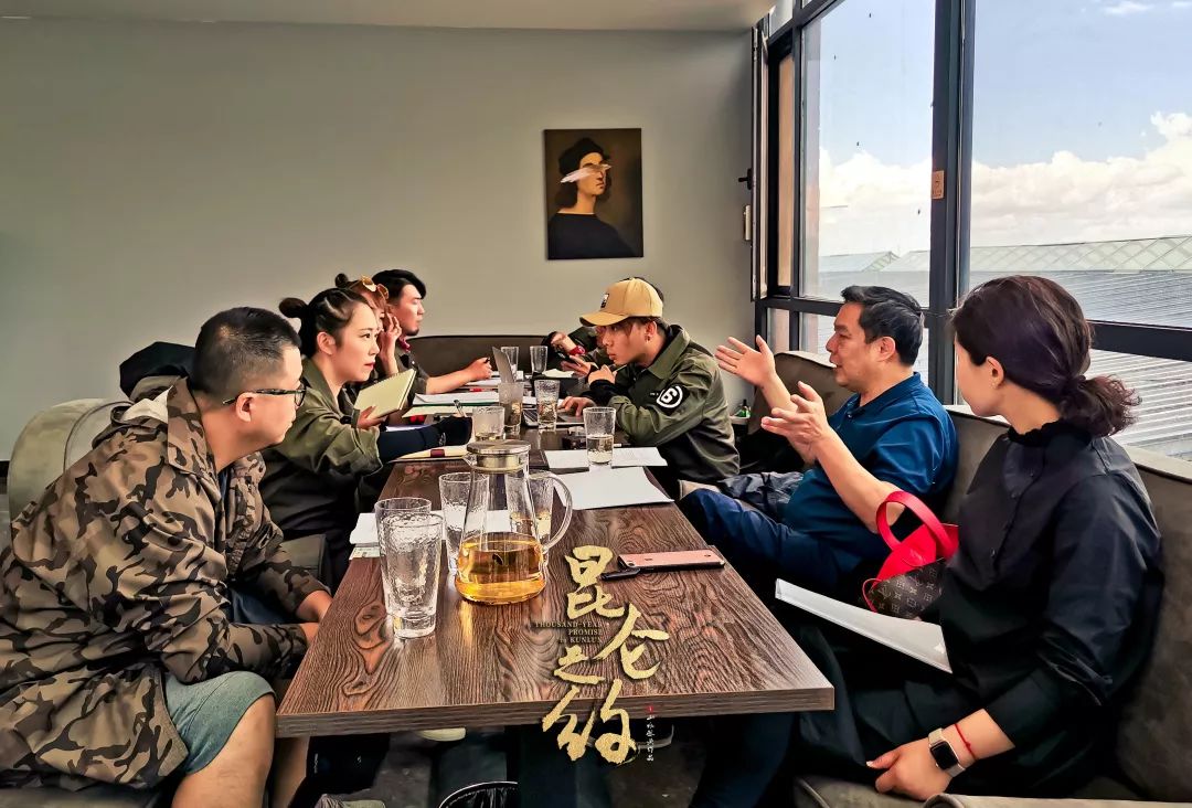 进入最后的冲刺阶段,总导演梅帅元先生亲临现场,与奋战一线的导演组