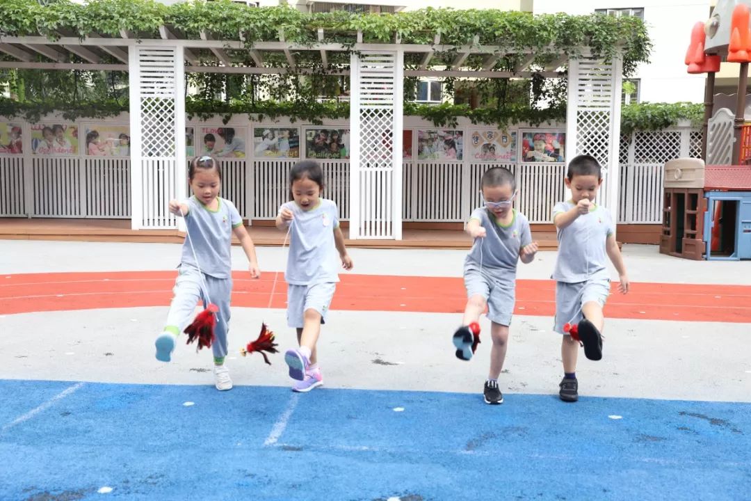 幼儿园民间体育游戏 | 踢毽子