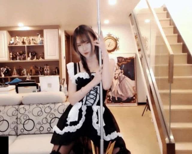 腐团儿为冲榜再出奇招,穿女仆装跳钢管舞,超管直接封禁直播间