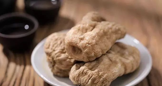 美食 正文 天麻炖鸡 材料:母鸡1只(重约1500g,天麻15g,水发冻