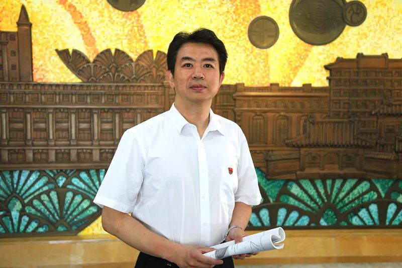 厉害了,我的同伴—杜海江校园中飘扬着鲜红的旗帜