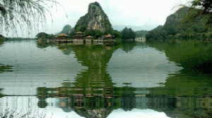 诵读:和沁 推荐人:谭怀湘 几重围墙 掩护古老洞穴 山洪穿越所有抵挡