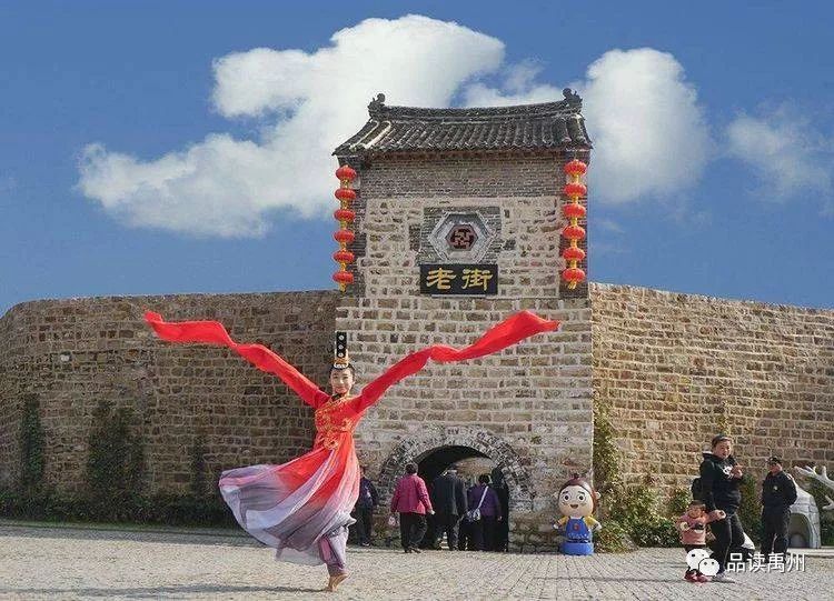 境内名胜古迹众多,灵泉寺,花戏楼,祖师庙,邓禹寨,钧窑遗址等不胜枚举