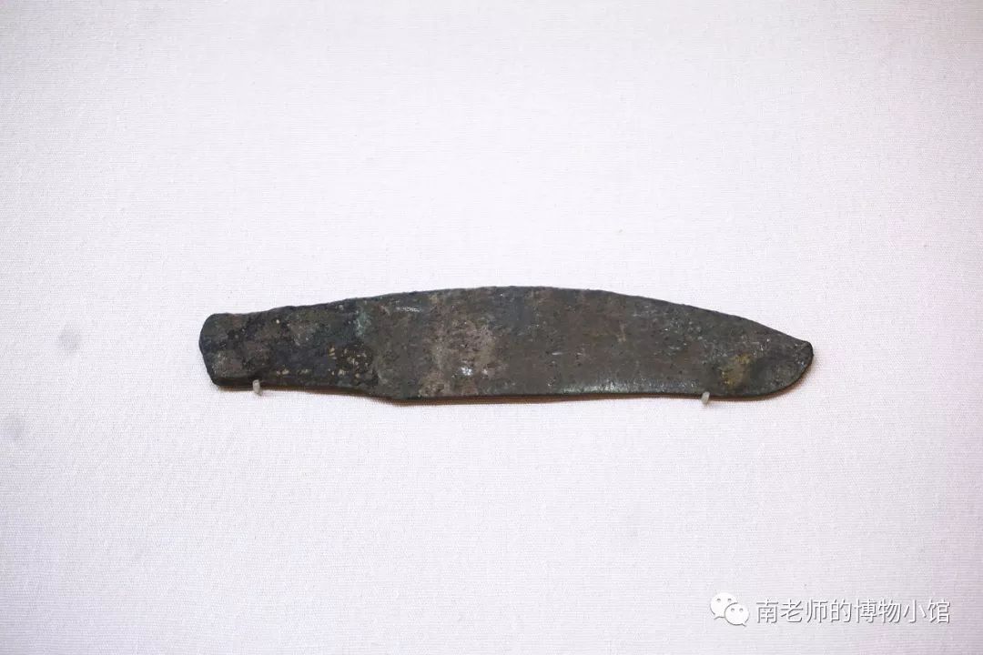 "青铜之路"单元从约5000年前的马家窑文化林家遗址出土的青铜刀开始