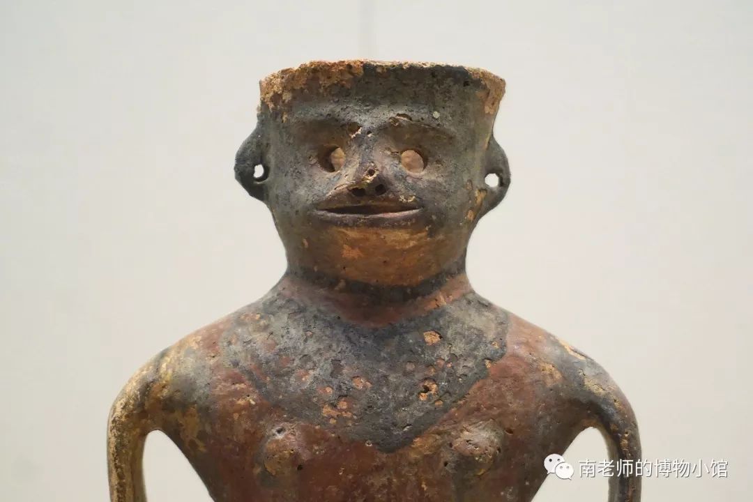 人形彩陶罐