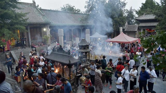 河南这场庙会真壮观几十场电影同时放映数万人席地而卧