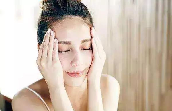 防晒霜也是需要一定的时间吸收的, 皮肤表层才会形成抵抗紫外线的