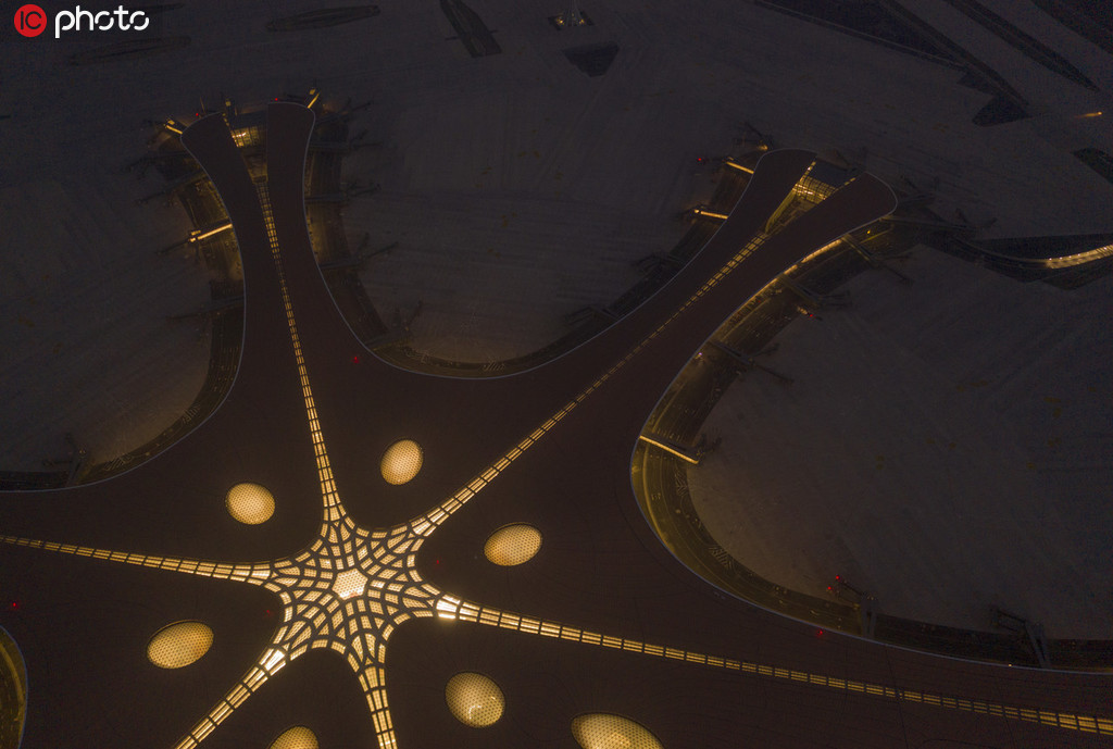 俯瞰北京大兴机场数万灯光点亮凤凰
