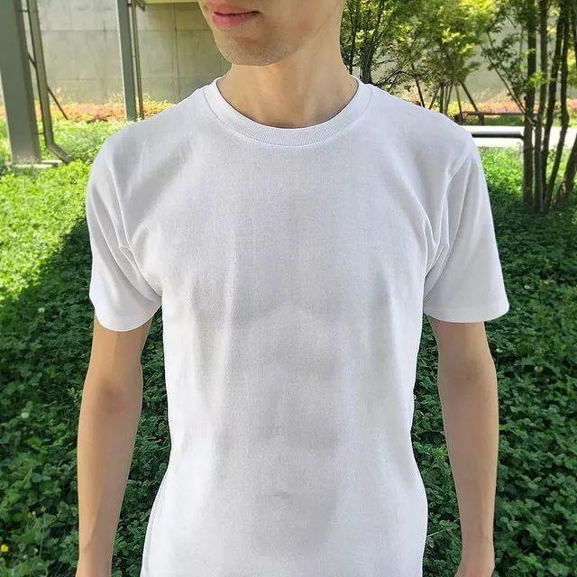 也称为"自欺欺人t恤" 表面印有逼真的腹肌图案 只要穿上它 就会隐隐约