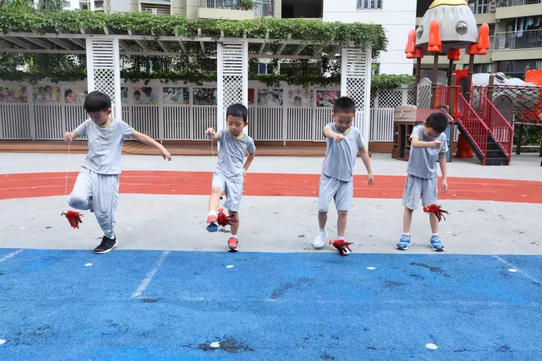 幼儿园民间体育游戏 | 踢毽子