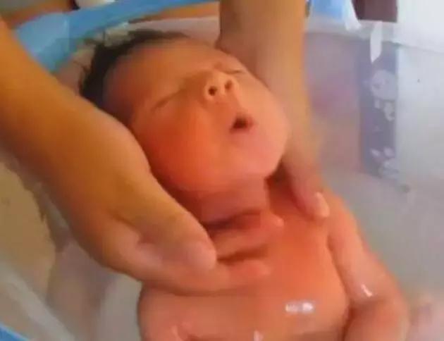                     给新生儿洗澡，以为还在妈妈肚子里，简直萌化了...