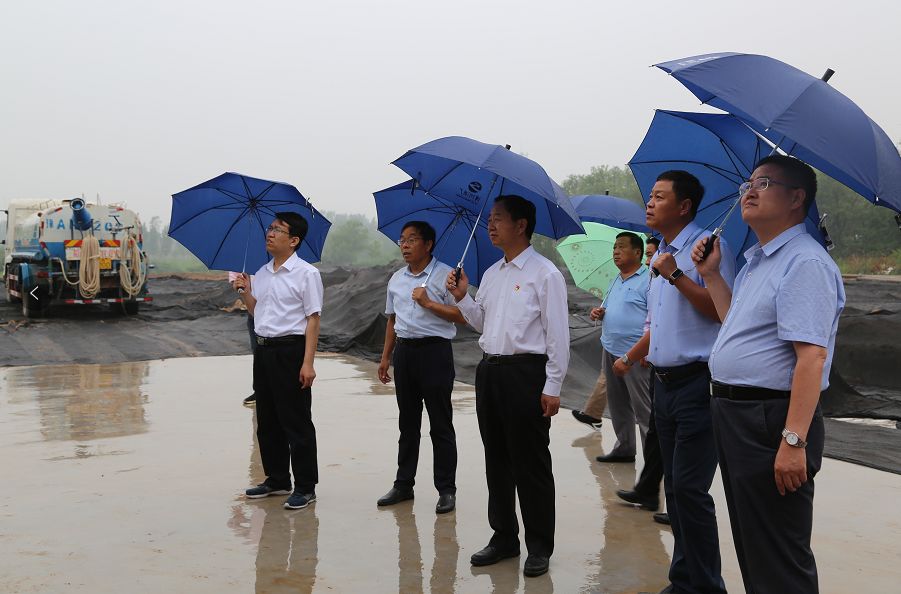 省生态环境厅副厅长王朝军冒雨到台前县梁庙村调研指导扶贫工作