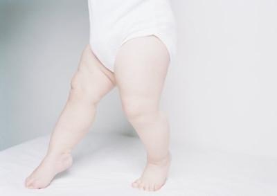                     原创            4岁男童两腿长短不一，10岁时竟靠“断骨增高”治好了？