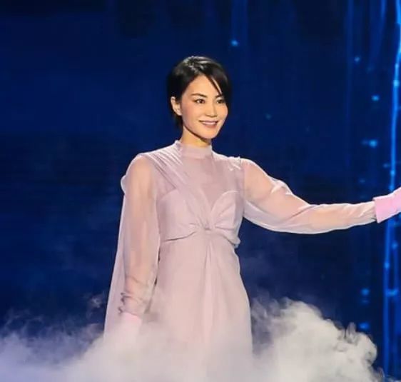 张柏芝王菲性格截然不同,一个高冷拒人以千里之外一个