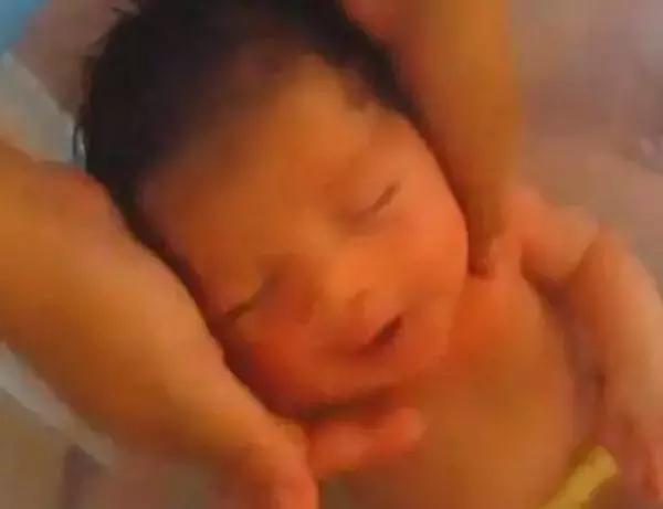                     给新生儿洗澡，以为还在妈妈肚子里，简直萌化了...