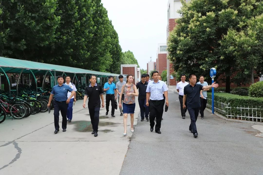 淇滨区委常委,常务副区长苗矿军一行莅临湘江中学检查