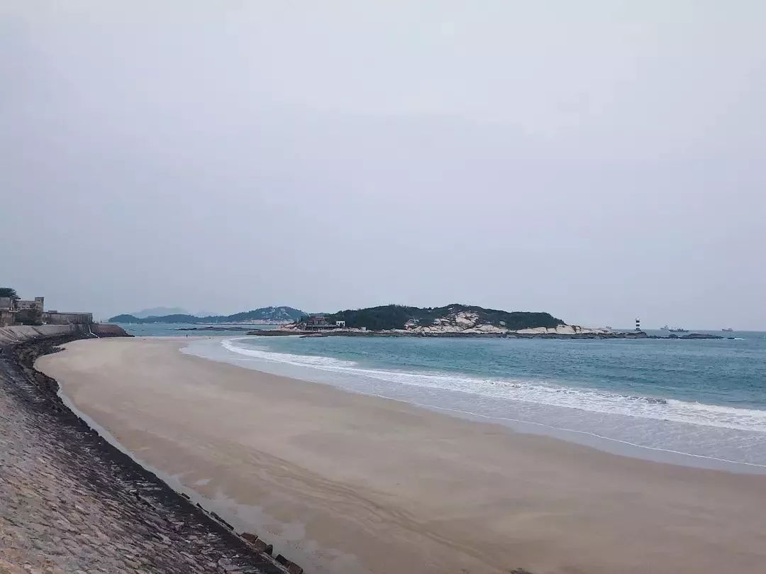 东山岛没有高铁站,全国各地需要坐高铁到云霄站,再转公交车东山15路