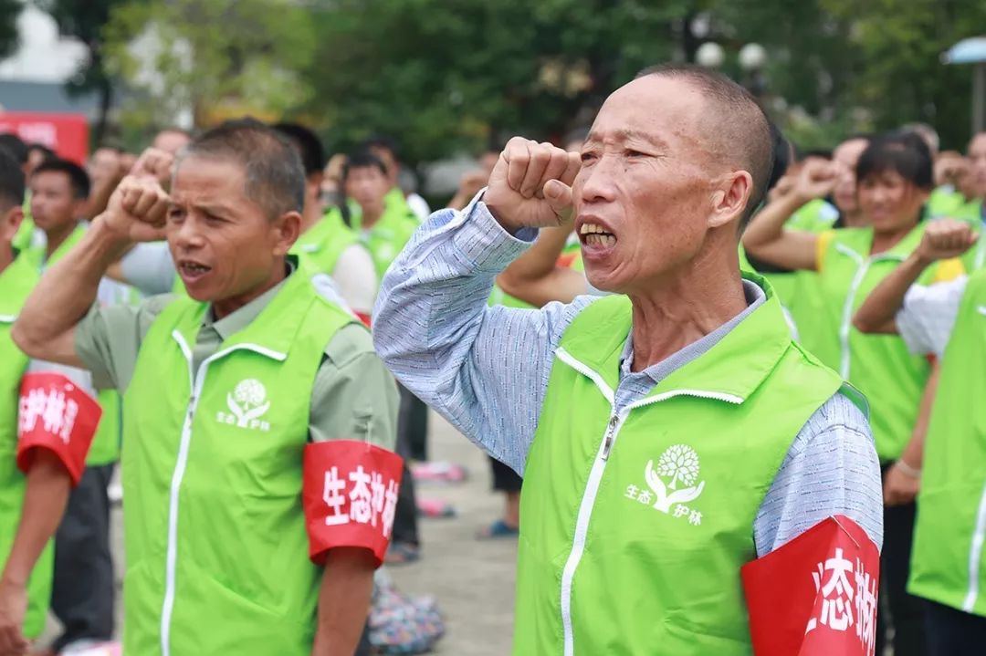 遂川生态护林员喜提巡护服装